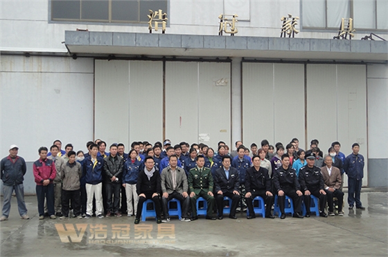 與消防領導合影-浩冠家具消防演習